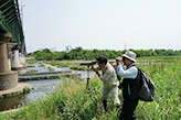 現地調査中の調査者